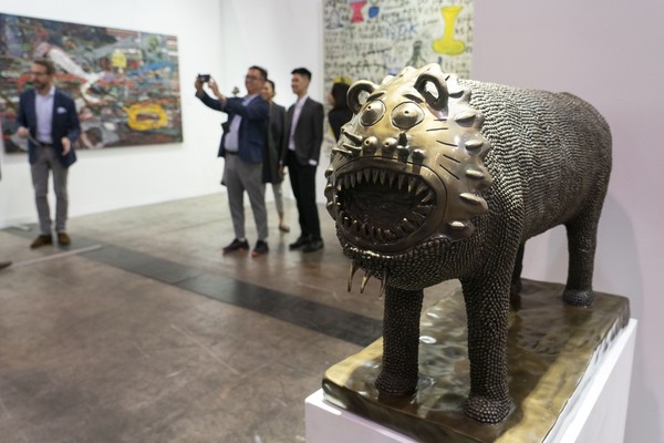 Pameran yang kerap dihadiri oleh banyak orang itu dikhawatirkan dapat meningkatkan penyebaran virus corona di ruang publik. Alasan keselamatan dan kesehatan para pengunjung serta petugas, pameran seni tersebut dibatalkan penyelenggaraannya. Getty Images/Theodore Kaye. Pameran yang kerap dihadiri oleh banyak orang itu dikhawatirkan dapat meningkatkan penyebaran virus corona di ruang publik. Alasan keselamatan dan kesehatan para pengunjung serta petugas, pameran seni tersebut dibatalkan penyelenggaraannya. Getty Images/Theodore Kaye.