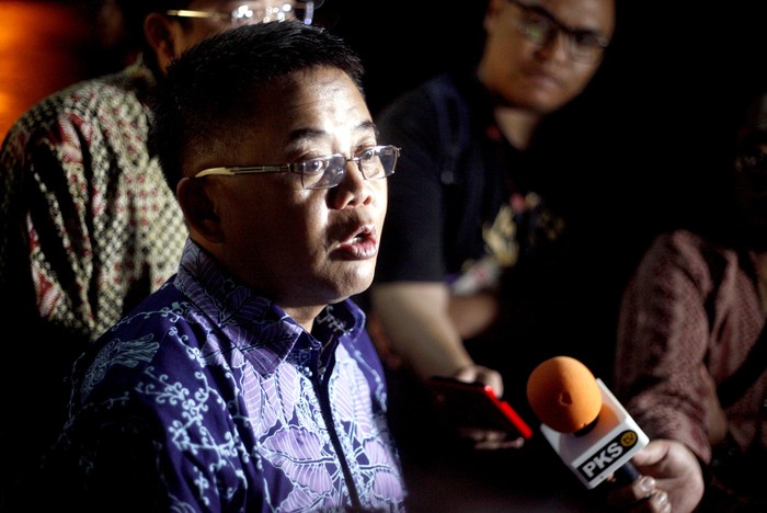 PRESIDEN PKS TEMUI SBY Presiden Partai PKS Sohibul Iman (tengah) saat diwawancara wartawan usai bertemu dengan Ketua Umum Partai Demokrat Susilo Bambang Yudhoyono (SBY) di Puri Cikeas, Kabupaten Bogor, Jawa Barat, Kamis (12/3/2020). Pertemuan dengan SBY sebagai silaturahmi kebangsaan dan membahas Omnibus Law RUU Cipta Kerja, Pilkada 2020, RUU Pemilu dan sederet persoalan bangsa hari ini. ANTARA FOTO/Yulius Satria Wijaya/foc.