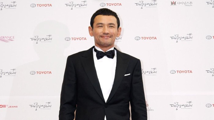 SEOUL, SOUTH KOREA - OCTOBER 30:  Actor Hwang Jung-Min arrives for the 49th Daejong Film Awards at KBS Hall on October 30, 2012 in Seoul, South Korea.  (Photo by Chung Sung-Jun/Getty Images)