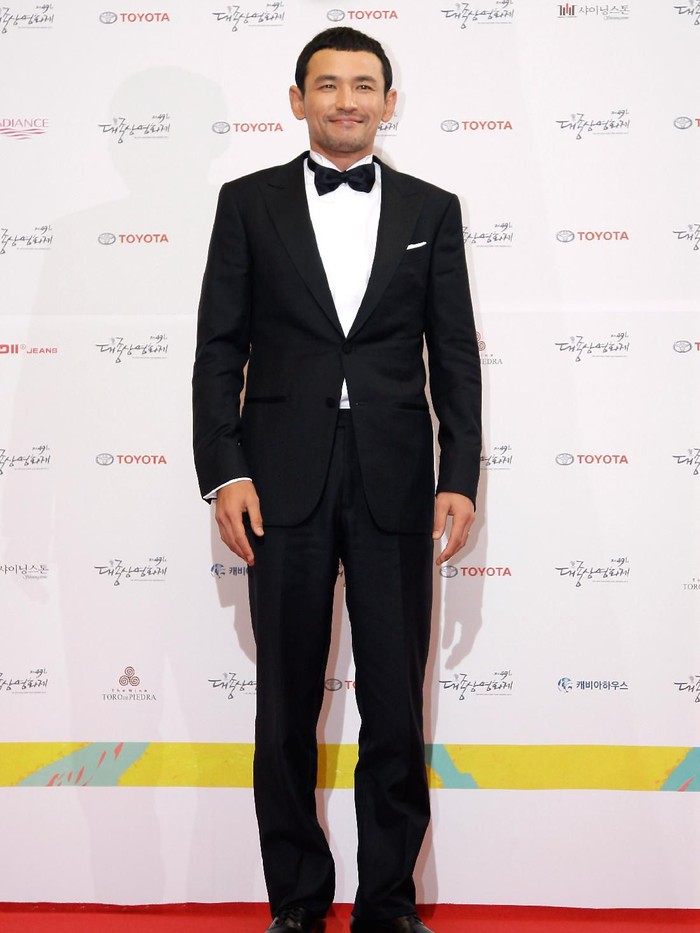 SEOUL, SOUTH KOREA - OCTOBER 30:  Actor Hwang Jung-Min arrives for the 49th Daejong Film Awards at KBS Hall on October 30, 2012 in Seoul, South Korea.  (Photo by Chung Sung-Jun/Getty Images)