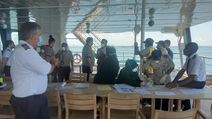 Pemeriksaan penumpang Kapal Pesiar Australia Coral Adventure oleh Petugas KKP Makassar