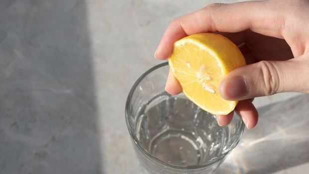 khasiat sehat minum air lemon