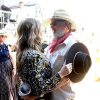 Meski telah menikah selama tiga dekade, Tom dan Rita tak segan saling memberikan kecupan bahkan pelukan di depan publik.  Foto: Stewart Cook/Getty Images