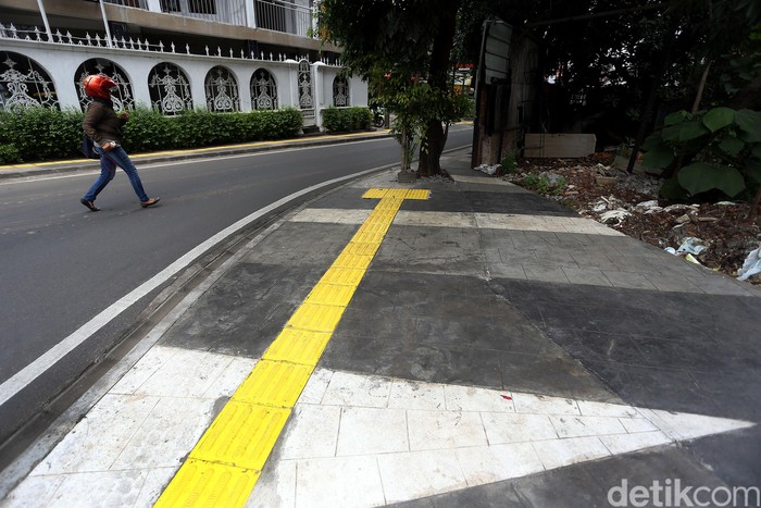 Mengenal Garis Kuning Penunjuk Jalan untuk Tuna Netra di Trotoar