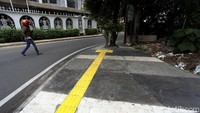 Guiding block dengan tekstur garis memiliki arti jalan terus, sedangkan guiding block dengan tekstur titik berarti berhenti.
