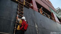 Petugas kesehatan naik ke Kapal Carpenters Sirius Singapore untuk memeriksa para ABK.