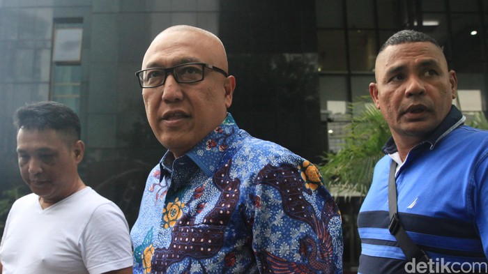KPK Periksa Bupati Buru Selatan KPK memanggil Bupati Buru Selatan, Maluku, TaΒgop Sudarsono Soulisa. Ta-gop diperiksa berkaitan dengan kasus korupsi yang ada di tahap penyelidikan.