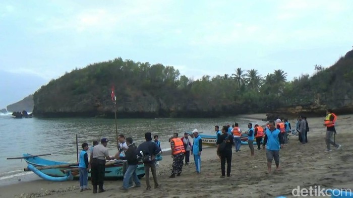 nelayan pacitan hilang dihempas ombak
