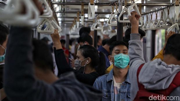 Rute KRL Jakarta-Bogor jadi perhatian usai Gubernur Jakarta Anies Baswedan akui jalur itu riskan corona. Meski begitu KRL rute itu masih ramai digunakan warga.
