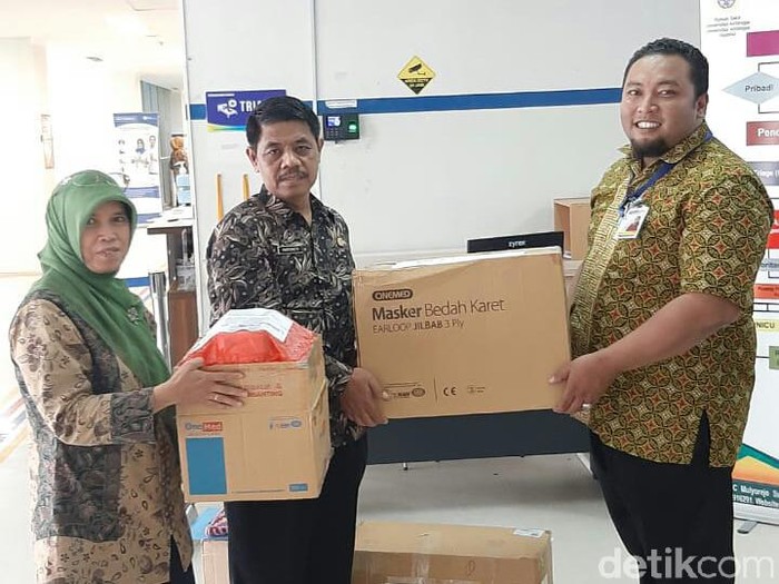 Pemkot Surabaya serahkan Bantuan Alat Pelindung Diri ke RS Unair