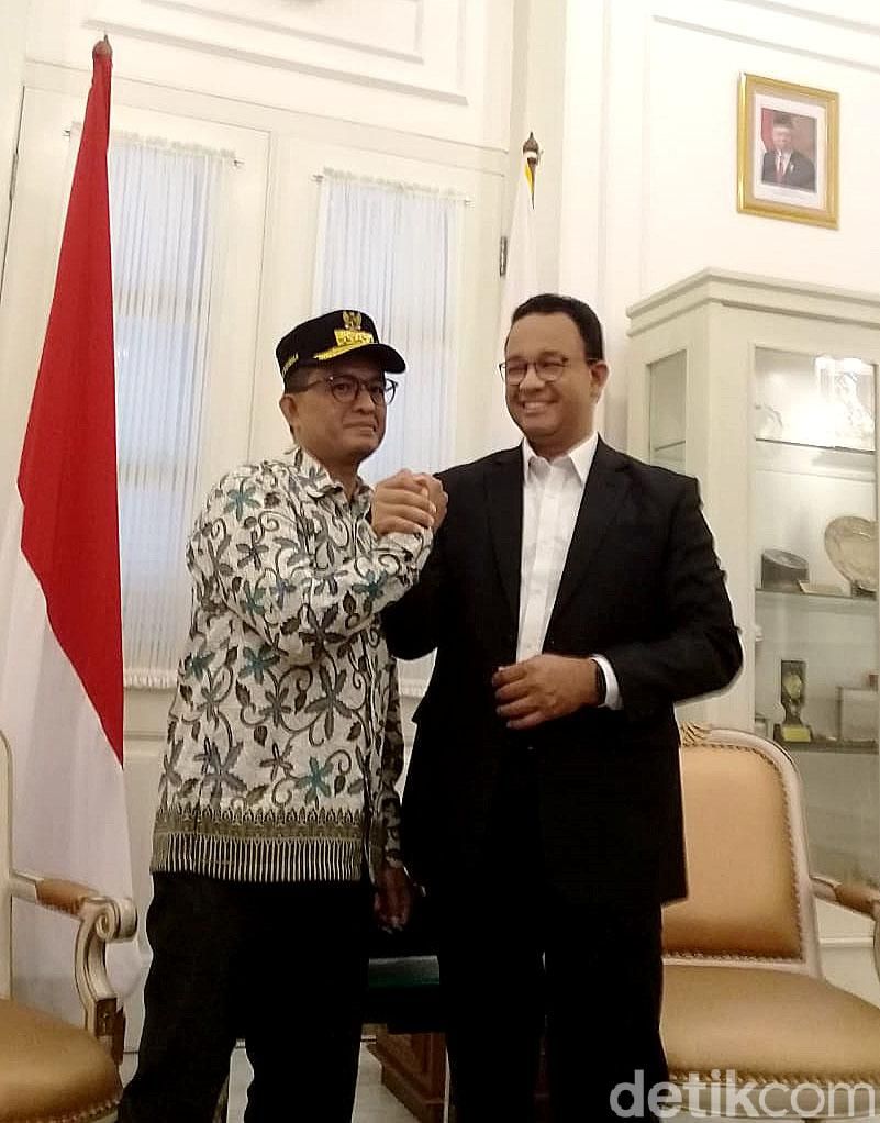 Gubernur Jakarta Anies Baswedan bertemu dengan pria yang memiliki wajah mirip dengannya. Pria itu adalah Wasil Afin, seorang penjual nasi goreng dari Wonosobo.