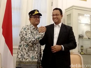 Penjual Nasgor Unik, Ada yang Mirip Anies Baswedan dan Masak Sambil Tidur