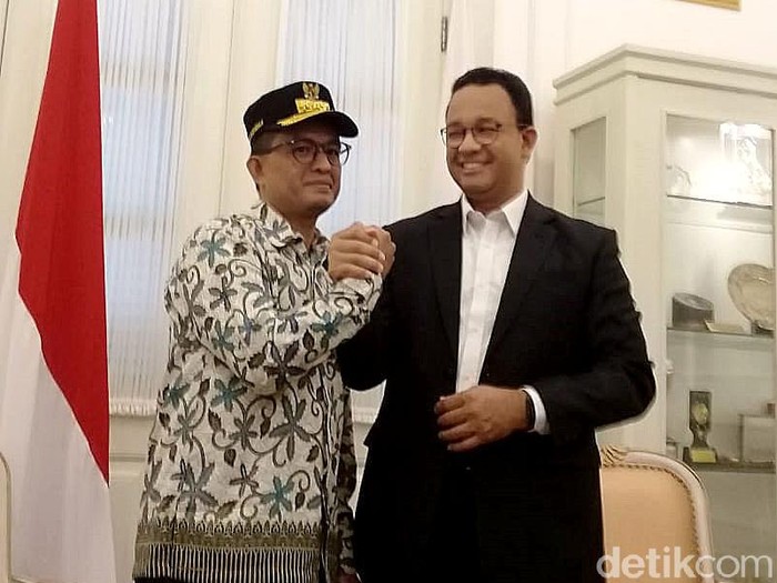 Gubernur Jakarta Anies Baswedan bertemu dengan pria yang memiliki wajah mirip dengannya. Pria itu adalah Wasil Afin, seorang penjual nasi goreng dari Wonosobo.