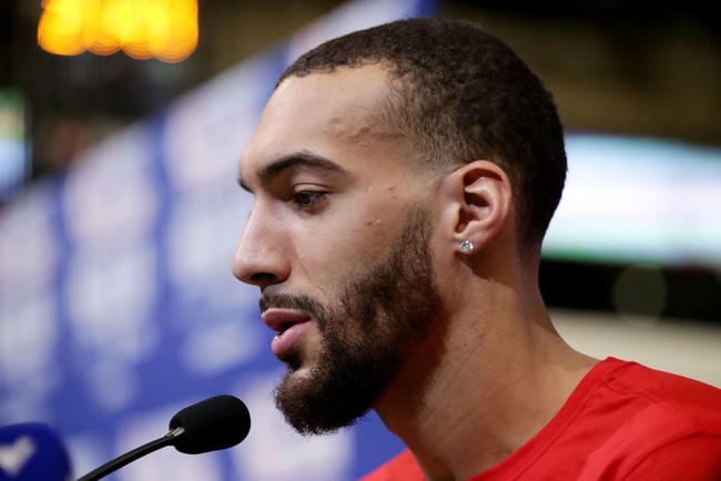 Pebasket Rudy Gobert dinyatakan positif virus Corona COVID-19. Akibatnya kompetisi bola basket NBA disetop sementara. Rudy Gobert merupakan pemain klub baskter Utah Jazz. Tes pada pria 27 tahun ini dilakukan Rabu (11/3/2020) malam setelah dia masuk dalam daftar pemain yang saakit untuk pertandingan antara Utah Jazz melawan Oklahoma City Thunder. Foto: Getty Images/Jonathan Daniel