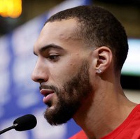 Pebasket Rudy Gobert dinyatakan positif virus Corona COVID-19. Akibatnya kompetisi bola basket NBA disetop sementara. Rudy Gobert merupakan pemain klub baskter Utah Jazz. Tes pada pria 27 tahun ini dilakukan Rabu (11/3/2020) malam setelah dia masuk dalam daftar pemain yang saakit untuk pertandingan antara Utah Jazz melawan Oklahoma City Thunder. Foto: Getty Images/Jonathan Daniel