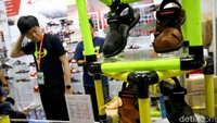 Salah satu booth di pameran Indofest 2020 menampilkan beragam sepatu untuk pria maupun wanita.