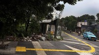 Jalur pedestrian di kawasan Jalan Kemang Raya, Jakarta Selatan, kini makin cantik usai direvitalisasi. Tak hanya memiliki ukuran jalan yang cukup lebar, guiding block atau jalur penunjuk jalan bagi penyandang tuna netra pun disediakan di kanan-kiri trotoar yang berada di kawasan Kemang tersebut.