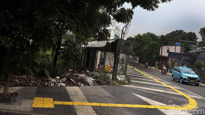 Keberadaan garis kuning di atas trotoar jalan bukan sekadar hiasan. Garis kuning itu dibuat untuk menjadi penunjuk jalan bagi para tuna netra yang melintas.