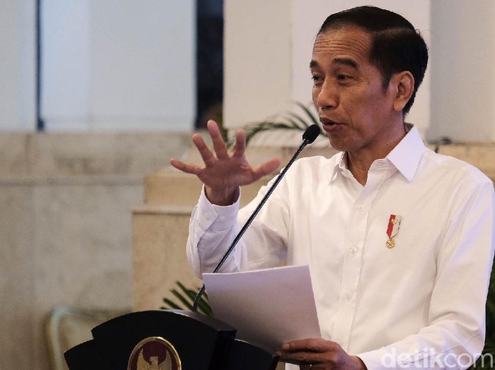 Presiden Joko Widodo (Jokowi) membuka musyawarah nasional IX Himpunan Kerukunan Tani Indonesia (HKTI) di Istana Negara, Jakarta, Kamis (12/3/2020). Jokowi cerita minum jamu 3 kali sehari karena ada wabah virus Corona.