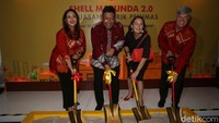 Dian Andyasuri, President Director and Country Chair Shell Indonesia, Muhammad Khayam Dirjen Industri Kimia Farmasi dan Tekstil Kementrian Perindustrian, Ardi Stoios Braken Perwakilan Kedutaan Besar Belanda, Executive Vice President Shell Global Commercial Carlos Maurer saat peletakan batu pertama perluasan pabrik shell di Marunda Center, Kabupaten Bekasi, Jawa Barat, Kamis (12/3/2020).