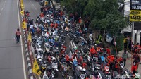 Para buruh yang dikawal pihak kepolisian berjalan kaki dengan rute Jalan Industri, Jalan Cimindi, Jalan Amir Machmud sebagai jalan nasional, lalu Jalan Gandawijaya, hingga tiba di Alun-alun Cimahi di dekat Kantor DPRD Kota Cimahi.