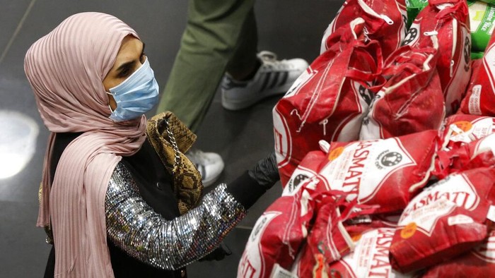 Belum lama ini Kementerian Kesehatan Lebanon umumkan kasus kematian pertama imbas virus corona. Warga serbu supermarket guna borong produk persediaan di rumah.