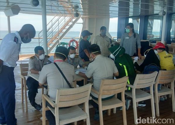 Pemeriksaan kesehatan penumpang dan kru kapal pesian asal Australia, Coral Adventure, sebelum diperbolehkan sandar di Pelabuhan Soekarno-Hatta, Makassar (dok. Istimewa)