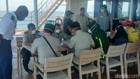 Foto: Pemeriksaan kesehatan penumpang dan kru kapal pesian asal Australia, Coral Adventure, sebelum diperbolehkan sandar di Pelabuhan Soekarno-Hatta, Makassar (dok. Istimewa)