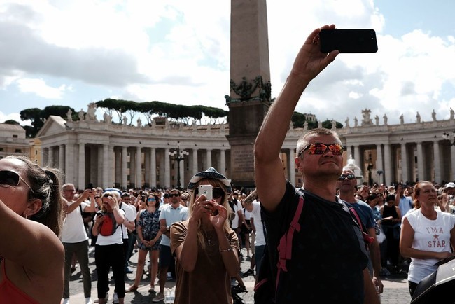 St. Peters Square di Vatican City menjadi salah satu destinasi wisata yang ramai dikunjungi wisatawan. Khususnya pada Hari Minggu ketika umat Kristiani melakukan misa, pelataran ini selalu dipenuhi jemaat. Foto: Spencer Platt/Getty Images