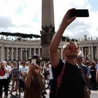 St. Peters Square di Vatican City menjadi salah satu destinasi wisata yang ramai dikunjungi wisatawan. Khususnya pada Hari Minggu ketika umat Kristiani melakukan misa, pelataran ini selalu dipenuhi jemaat. Foto: Spencer Platt/Getty Images