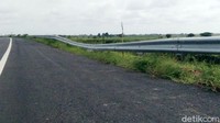 Kondisi pagar pembatas yang menurun akibat tiang besi dicuri. Besi-besi pagar hilang dicuri mendekati jadwal peresmian tol. Rencananya tol bakal diresmikan pada minggu kedua bulan ini atau menunggu jadwal Presiden Joko Widodo.