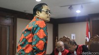 Hakim menyatakan Muhtar terbukti menjadi perantara suap antara antara Budi-Romi untuk mantan Ketua MK Akil Mochtar dan melakukan pencucian uang.