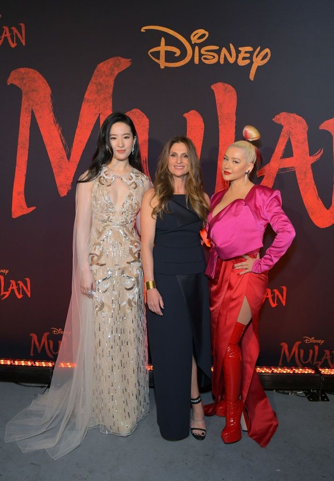Christina Aguilera berfoto bersama pemeran Mulan Yifei Liu dan sang sutradra, Niki Caro. Film produksi Disney tersebut akan diputar secara global pada akhir Maret mendatang. (Foto: Getty Images)