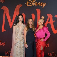 Christina Aguilera berfoto bersama pemeran Mulan Yifei Liu dan sang sutradra, Niki Caro. Film produksi Disney tersebut akan diputar secara global pada akhir Maret mendatang. (Foto: Getty Images)