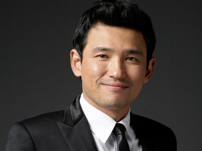 SEOUL, SOUTH KOREA - OCTOBER 30:  Actor Hwang Jung-Min arrives for the 49th Daejong Film Awards at KBS Hall on October 30, 2012 in Seoul, South Korea.  (Photo by Chung Sung-Jun/Getty Images)