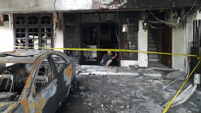 Penampakan mobil yang diduga dilempar molotov