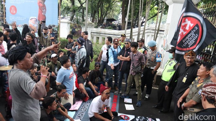 Ratusan musisi jalanan berunjuk rasa di Balai Kota Bandung