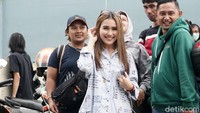 Ayu tampil dengan kemeja dan hot pants yang menunjukkan kakinya tersebut. Pool/Palevi S/detikFoto.