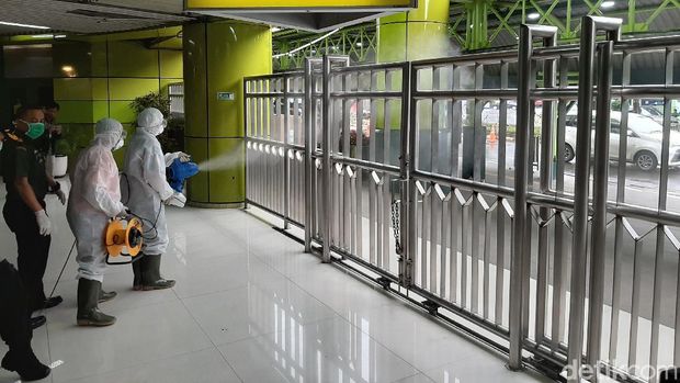 Disinfeksi di Stasiun Gambir.