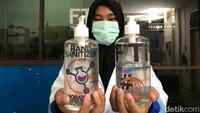 Cuci tangan pakai sabun atau hand sanitizer mulai harus dibiasakan lagi. Begitu pun masker, harus kembali dikenakan saat sakit atau jika berada di kerumunan. (Arsip foto: Ibnu Munsir/detikHealth)
