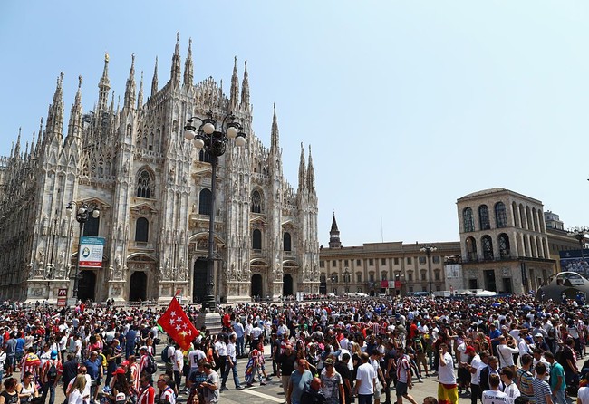 Ke Milan, Italia, tak lengkap bila tidak menyempatkan waktu ke Piazza del Duomo. Foto: Dean Mouhtaropoulos/Getty Images