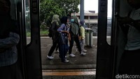 Selain itu, sosialisasi terkait pencegahan dan penanggulangan COVID-19 pun terus dilakukan di masyarakat dan di ruang-ruang publik yang ramai didatangi oleh warga.