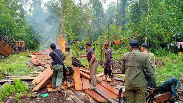 Pondok pembalak lir di hutan dibakar.