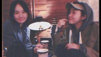 Walau popularitasnya sudah tak diragukan lagi, namun Go Eun tetap berteman dekat dengan stylish-nya. Mereka minum kopi bersama di saat jadwal senggang Go Eun. Foto: Instagram @ggonekim