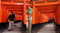  Tapi sekarang, Fushimi Inari Taisha sunyi senyap. Hanya beberapa orang wisatawan lokal saja yang berkunjung ke sana. (Getty Images)