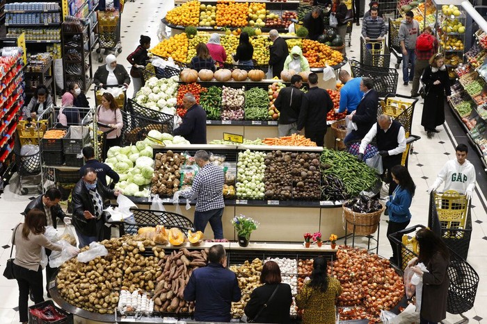 Warga di Lebanon Borong Produk Makanan di Supermarket Belum lama ini Kementerian Kesehatan Lebanon umumkan kasus kematian pertama imbas virus corona. Warga serbu supermarket guna borong produk persediaan di rumah.