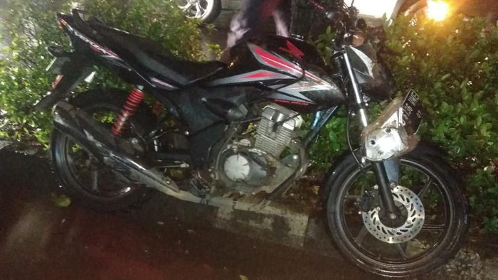 motor tabrak pohon bintaro