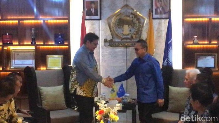Ketum PAN Zulkifli Hasan didampingi Soetrisno Bachir-Hatta Rajasa saat mengunjungi DPP Golkar (Rahel Narda/detikcom)