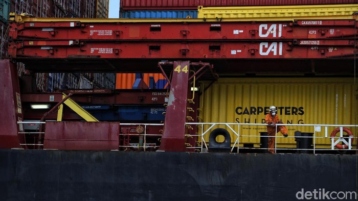 Awak Kapal Carpenters Sirius Singapore diperiksa petugas kesehatan pelabuhan sebelumnya bersandar di Pelabuhan Tanjung Priok, Jakarta. Hal ini untuk mencegah corona.