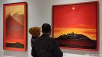 Srihadi Soedarsono juga senang bermain dengan warna-warna tak biasa di atas permukaan kanvas.  Foto: Rachman Haryanto/ detikcom